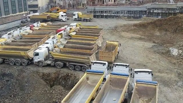 Kazı sahasında sıralanan sarı damperli hafriyat kamyonları
